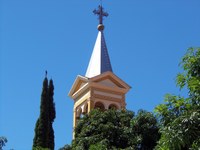 Detalhe da torre da Igreja Matriz da Paróquia de Santo Antônio de Pádua, vista da Praça. Créditos: Vinicius Corsini.