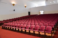 Interior da Casa da Cultura. Detalhe dos assentos da plateia. Créditos: Vinicius Corsini.