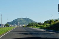 Morro do Bim visto da BR-153. Talvez o Morro do Bim é uma das primeiras vistas que os Visitantes possuem ao chegar em SAP. Créditos: Vinicius Corsini.