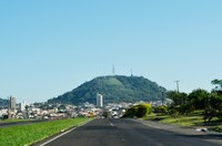 Morro do Bim visto da BR-153. Créditos: Vinicius Corsini.